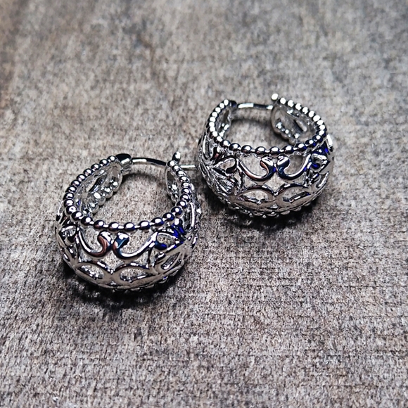 Jewelry - 🐞2/$20 Oval Filagree Style Earrings
